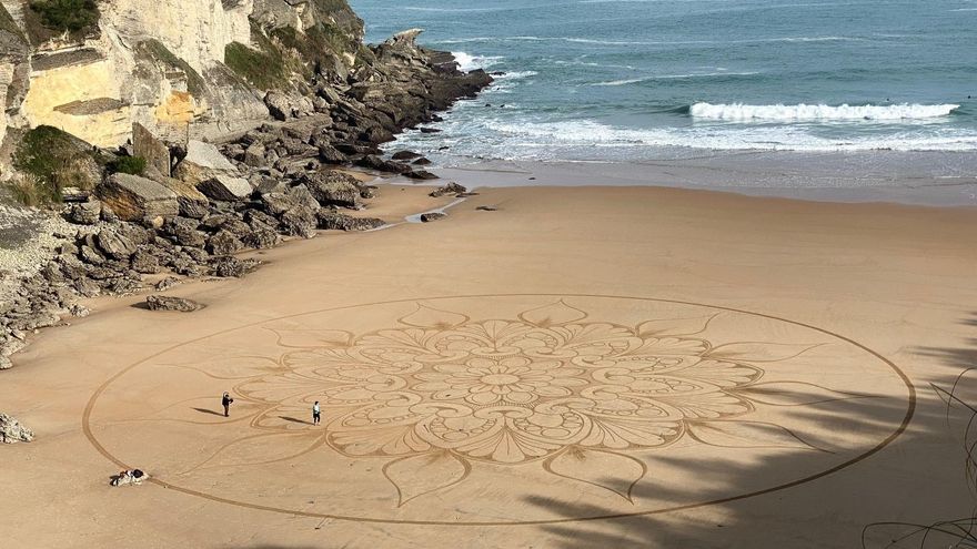 Dibujo mandala en la Playa Mataleñas.