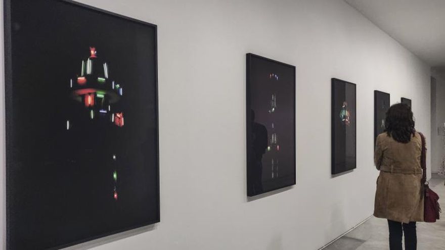 Una vista de la exposición de Naeem Mohaiemen en el Centro Andaluz de Arte Contemporáneo de Sevilla primera muestra que realiza en España este galardonado artista.