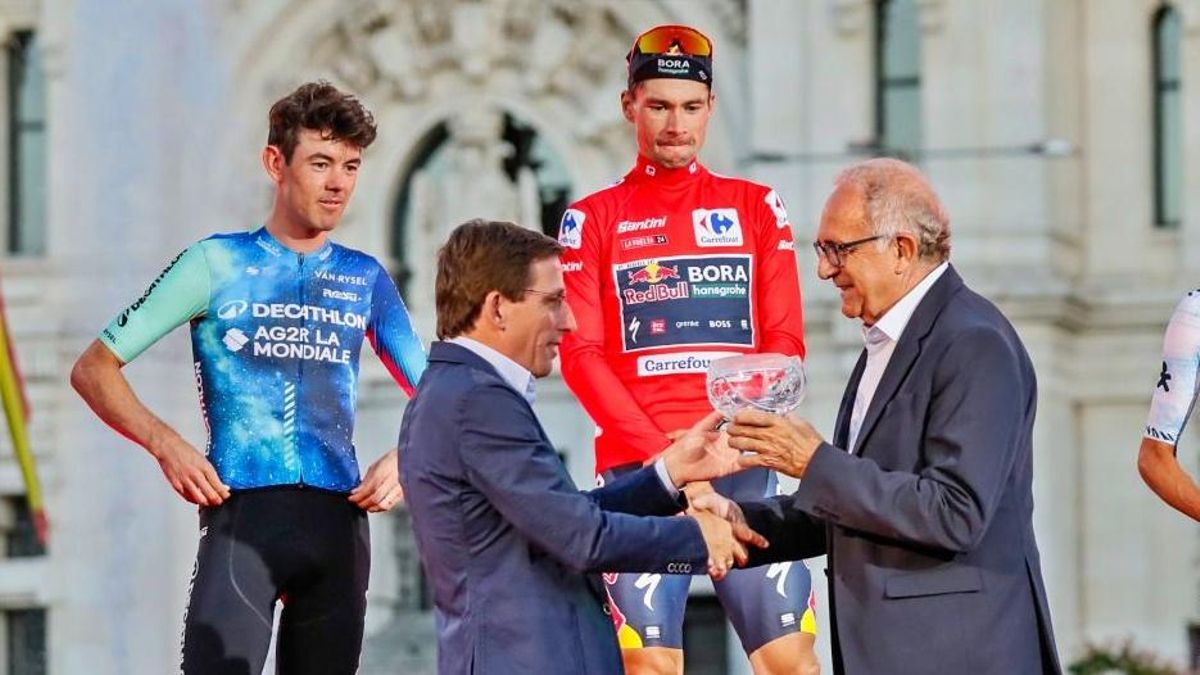 Almeida, durante la entrega de trofeos de La Vuelta en el año 2024