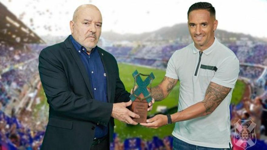 Suso Santana recibe entre lágrimas el distintivo Leyenda blanquiazul