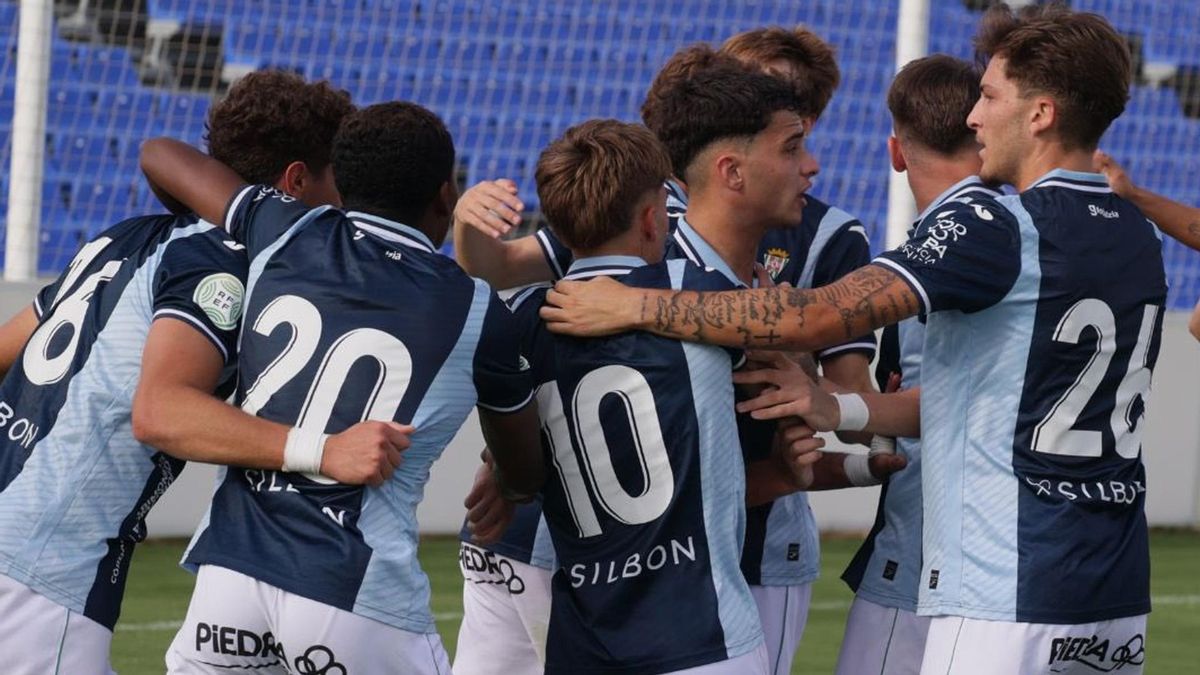 Jugadores del Córdoba CF B celebran su gol contra el Onubense