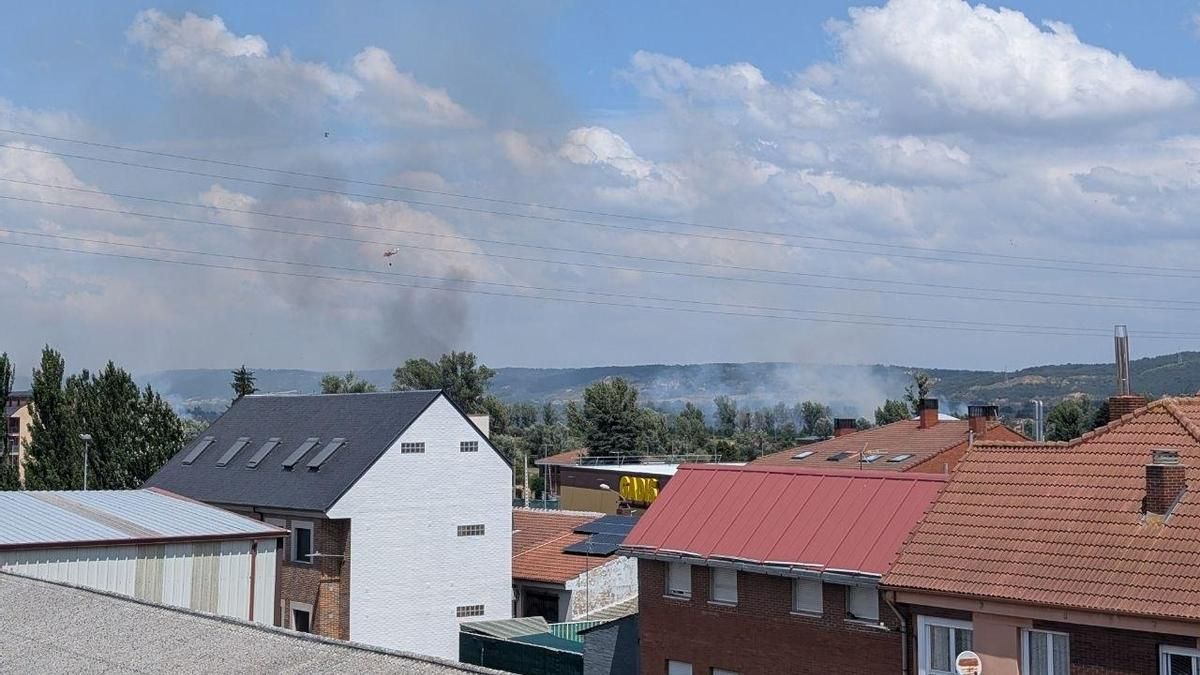 Desatado un incendio en el entorno forestal de Navatejera durante este domingo