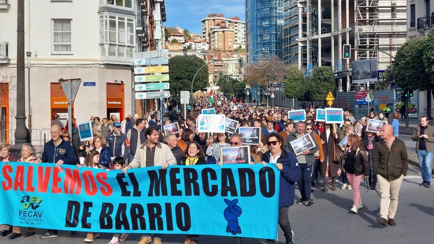 El acoso hostelero une a los vecinos de Santander y saca a la calle a dos mil personas: “Somos el trastero de los bares"