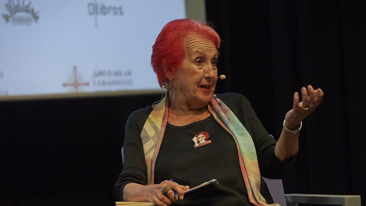 Rosa María Calaf se dirige al público asistente a su charla.