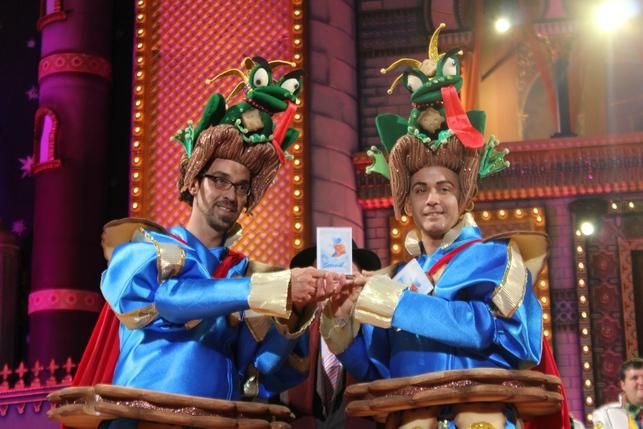 Premio de 'Los Legañosos' en la final de murgas 2015. FOTO: Cirenia Vico.