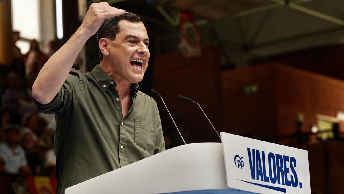 El presidente andaluz, Juan Manuel Moreno, en un acto del PP en Málaga, el pasado domingo, junto a Alberto Núñez Feijóo.