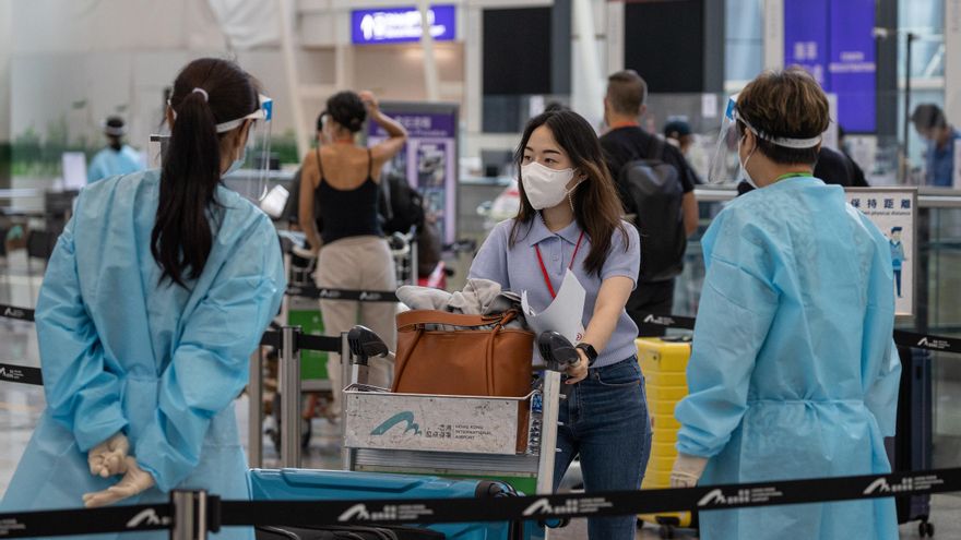 Los viajeros son dirigidos a los autobuses a los hoteles de cuarentena designados por el gobierno en la sala de llegadas del Aeropuerto Internacional de Hong Kong en Hong Kong, China, el 17 de agosto de 2021. EFE/EPA/JEROME FAVRE/Archivo