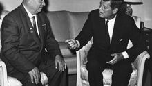 John F. Kennedy y Nikita Kruschev en 1961.