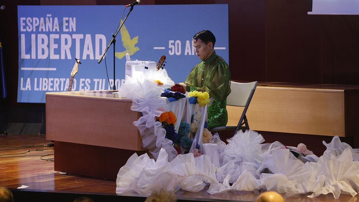 El diseñador José Perea diseña en directo un vestido conmemorativo de los 50 años de libertad