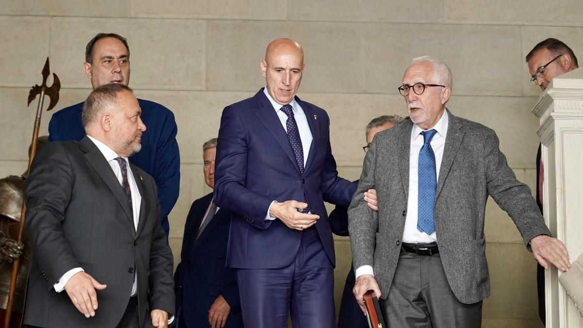 José Antonio Diez (c) y Gerardo Álvarez Courel (i) en un acto institucional en la Diputación junto a miembros de UPL.