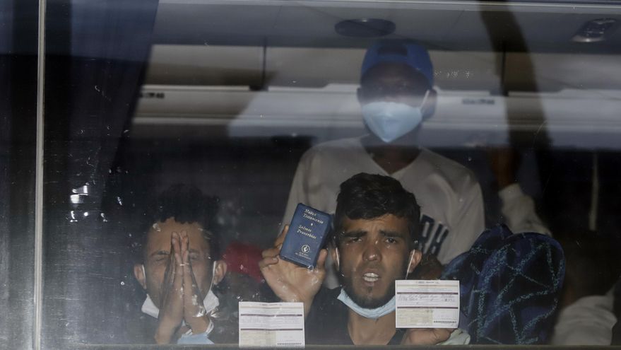 Agentes mexicanos hallan a 116 migrantes hacinados en autobús en estado mexicano de Sonora