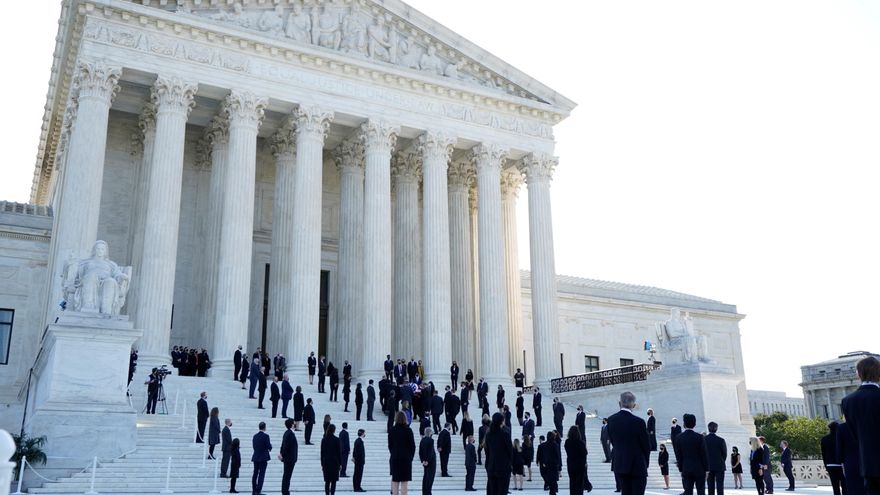 Los asistentes al homenaje, colocados en fila mientras trasladan el féretro de Ginsburg al interior del Tribunal Supremo.