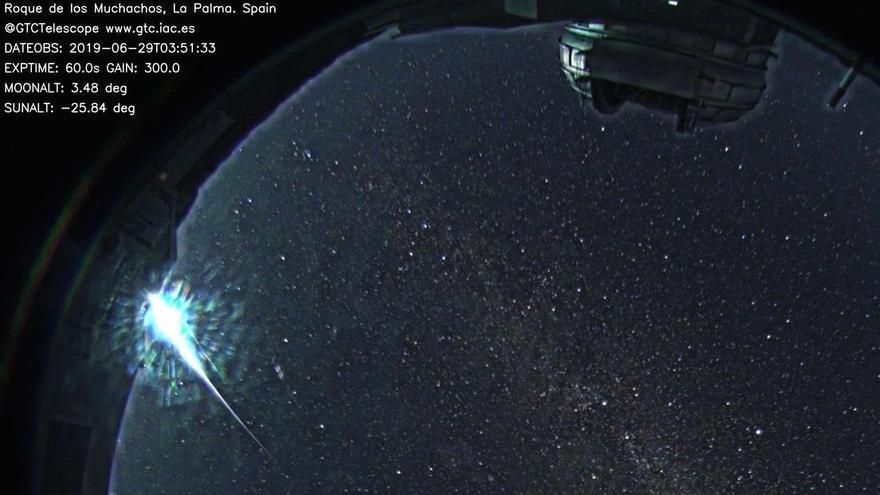 Imagen de archivo de un brillante bólido captada por una de las cámaras del cielo del Gran Telescopio Canarias en la noche del 29 de junio de 2019.
