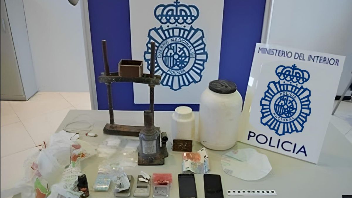 Materiales, efectivo y drogas incautados en el laboratorio del detenido en San Andrés.