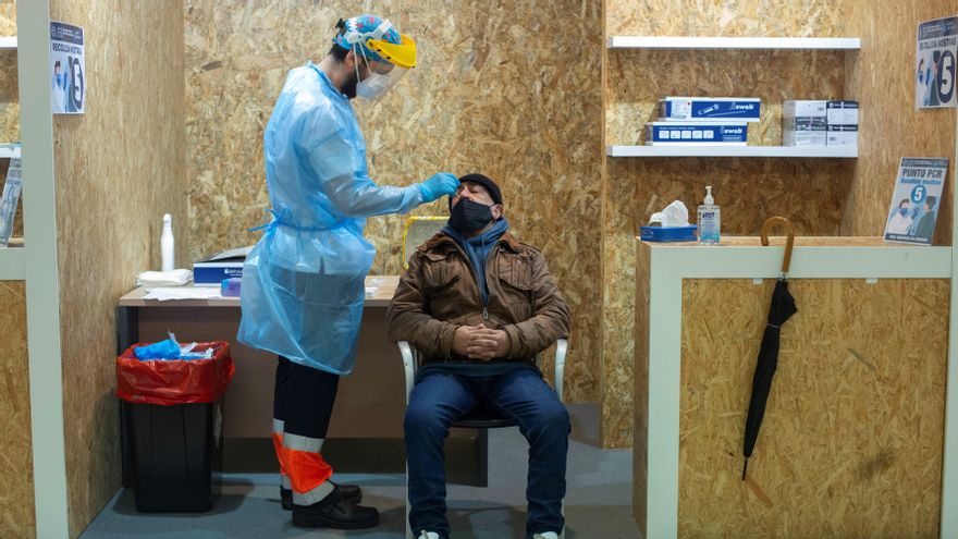 Un trabajador sanitario realiza una prueba PCR, en una fotografía de archivo. EFE/Brais Lorenzo