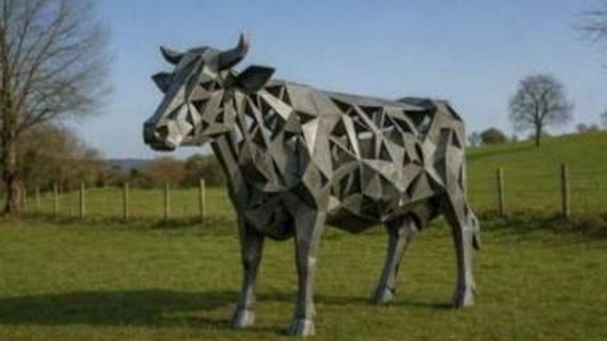 Cantabria tramita la petición de Ribamontán al Mar para instalar una vaca y un banco de gran formato como puntos selfie
