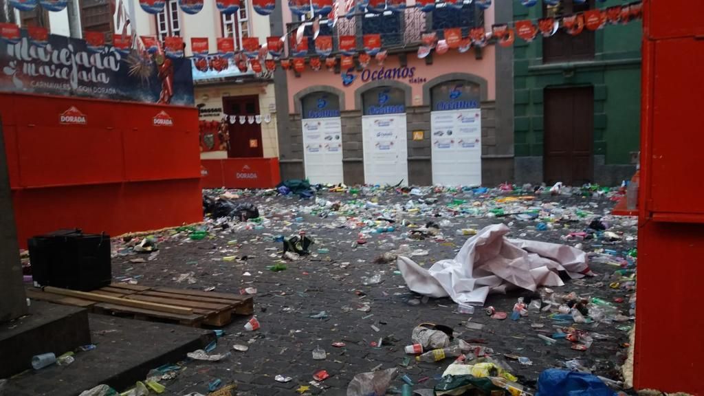 Estado de una zona de baile tras la fiesta del sábado y la madrugada del domingo en la capital tinerfeña