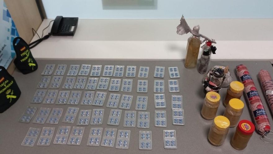 Pastillas, munición y otros productos incautados por la Guardia Civil en el Aeropuerto de Noáin