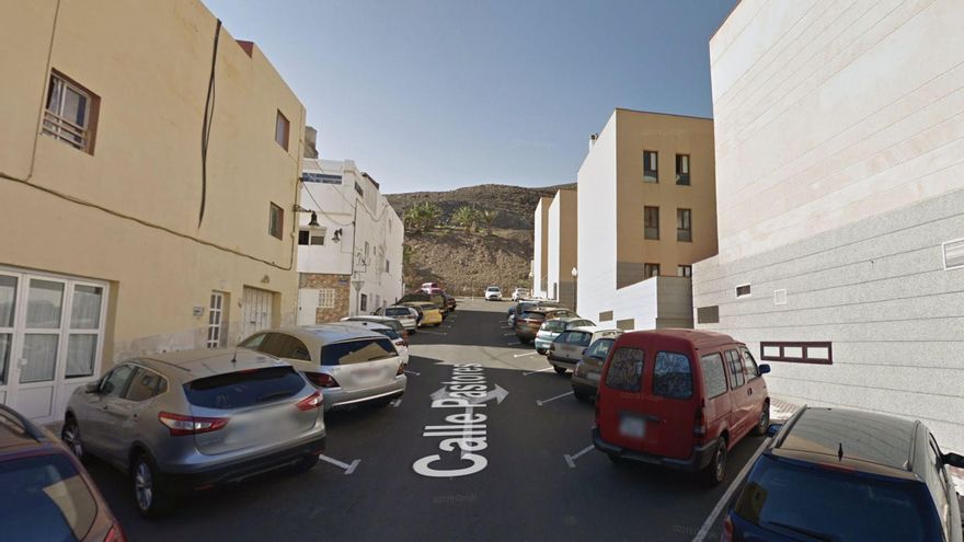 Un hombre sufre un traumatismo craneoencefálico tras caer desde una altura de ocho metros en Fuerteventura