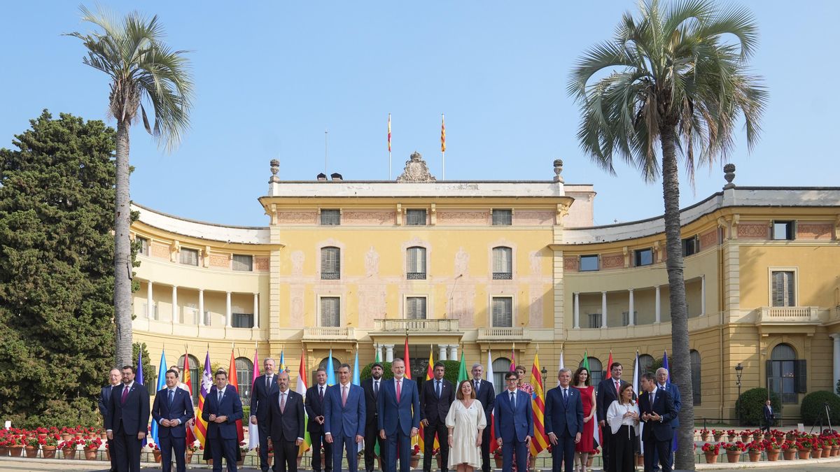 Foto de familia de las autoridades asistentes a la XXVIII Conferencia de Presidentes, en Palau de Pedralbes de Barcelona