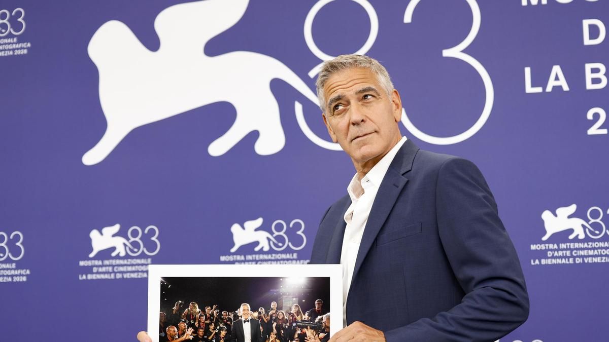El actor estadounidense George Clooney posa con una fotografía de sí mismo que recibió de los fotógrafos acreditados del festival durante una sesión fotográfica previa a la ceremonia de inauguración del Festival Internacional de Cine de Venecia, en Venecia, Italia, el 02 de septiembre de 2026. Clooney recibirá el León de Oro a la Trayectoria en la 83ª Mostra de Venecia que se celebra del 02 al 12 de septiembre de 2026. (Cine, Cine, Italia, Venecia) EFE/EPA/FABIO FRUSTACI