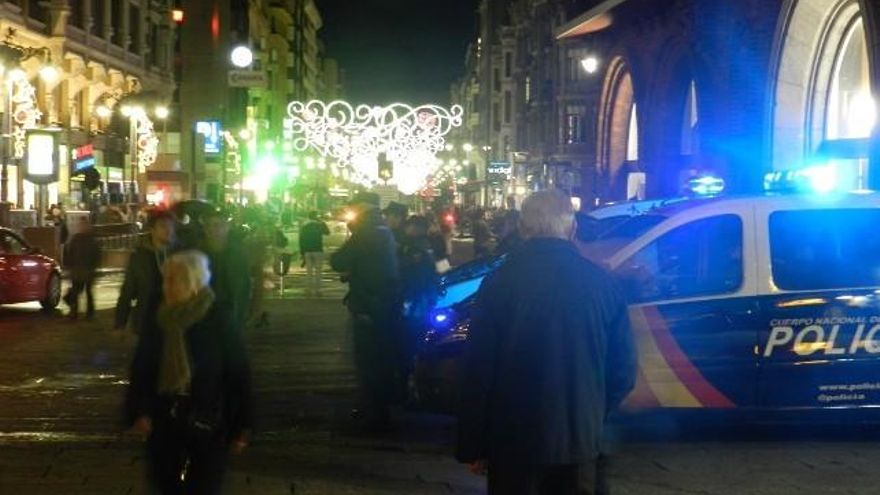 Detalle del ambiente de calle el viernes 29-N, día que se encendían las luces de Navidad en León en pleno Black Friday.