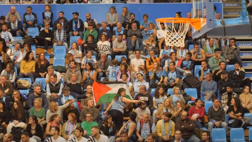 Arrancan una bandera palestina a una espectadora durante el partido entre el Breogán y el Hapoel Holon israelí