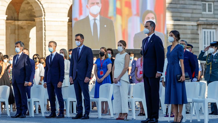 Los reyes Felipe y Letizia presiden el acto de homenaje de estado a las víctimas de la pandemia de la covid-19 y de reconocimiento al personal sanitario, este jueves en la Plaza la Armería del Palacio Real, en Madrid. Junto a los Monarcas, el presidente del Gobierno, Pedro Sánchez (2i); presidente del Senado, Ander Gil (i) y el presidente del Consejo General del Poder Judicial (CGPJ), Carlos Lesmes (i).