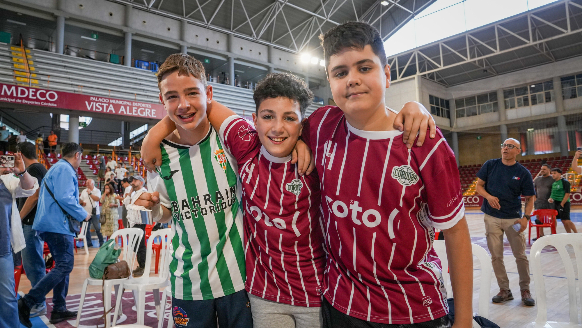 Aficionados del Coto Córdoba celebran frente a la pantalla gigante el ascenso de categoría