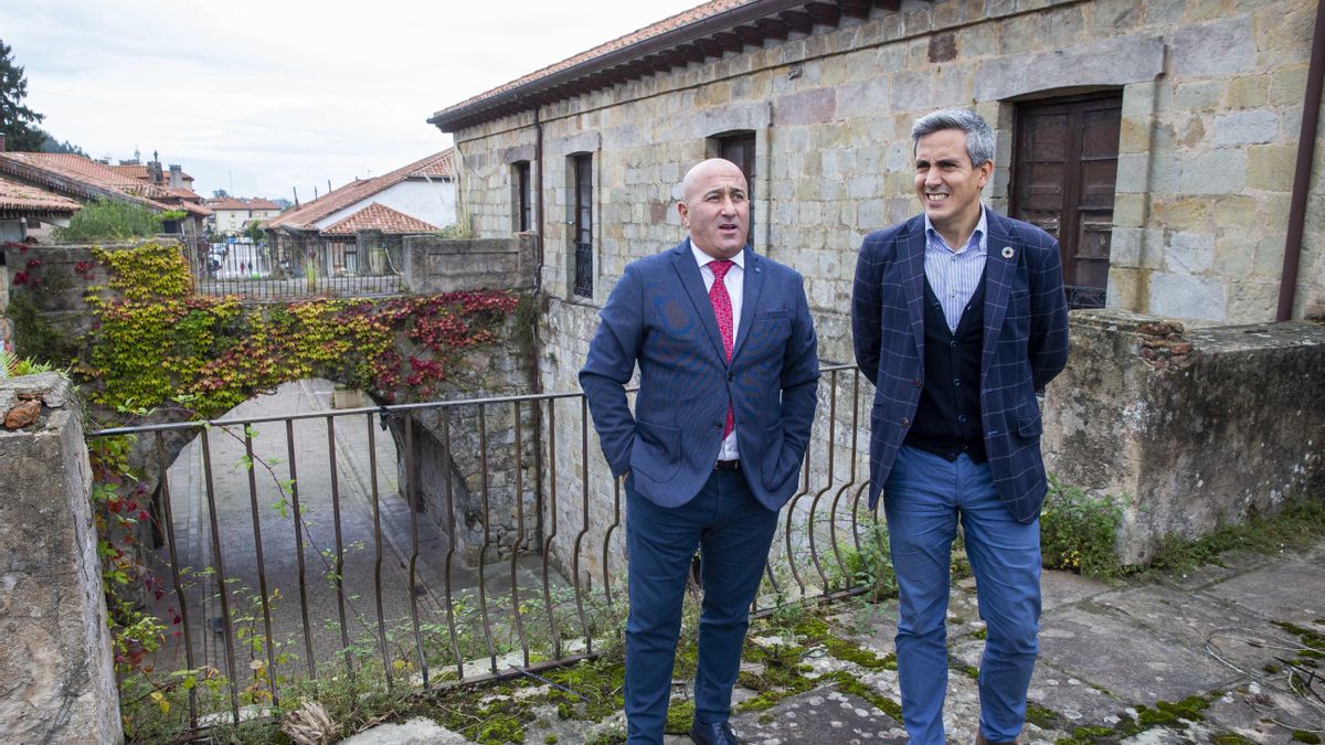 El alcalde de Cartes, Agustín Molleda, a la izquierda, y el vicepresidente Pablo Zuloaga.