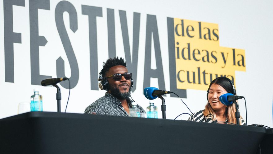 El podcast Movidas varias con Quan Zhou y el rapero Frank T. durante el Festival de las Ideas y la Cultura.