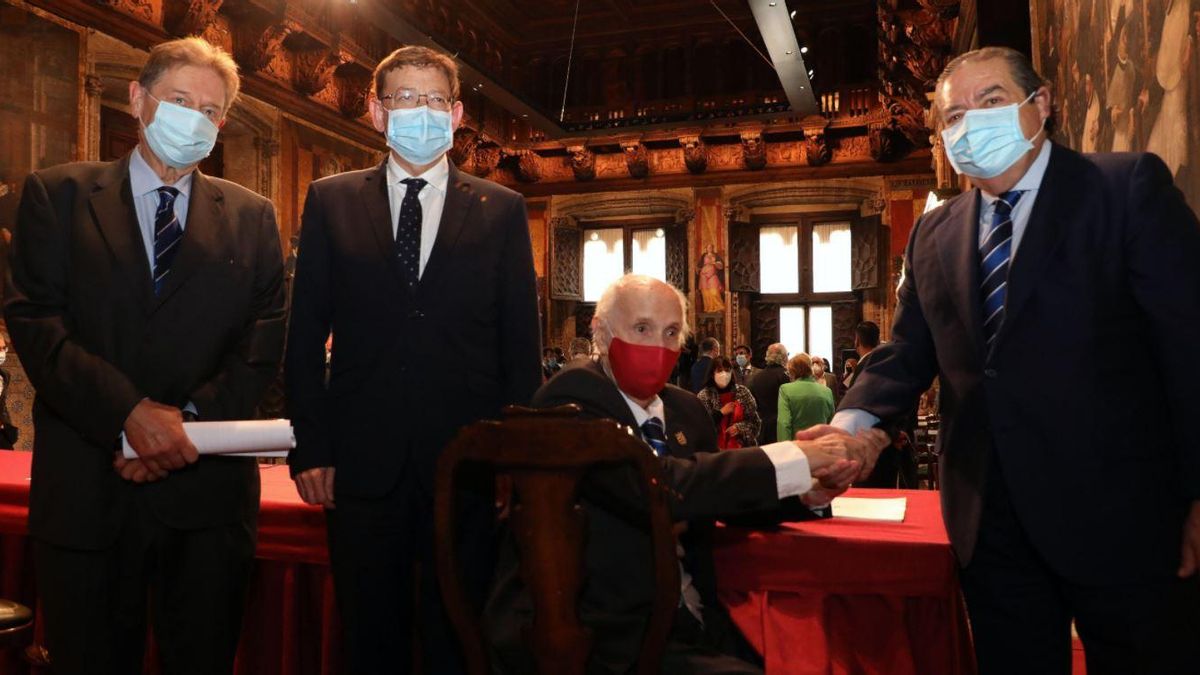 El presidente ejecutivo de la Fundación Premios Jaume I, Javier Quesada, el president Ximo Puig, Santiago Grisolía y el empresario Vicente Boluda.