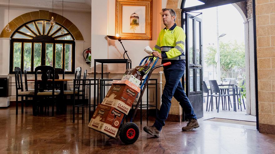 Un repartidor entrando en un establecimiento