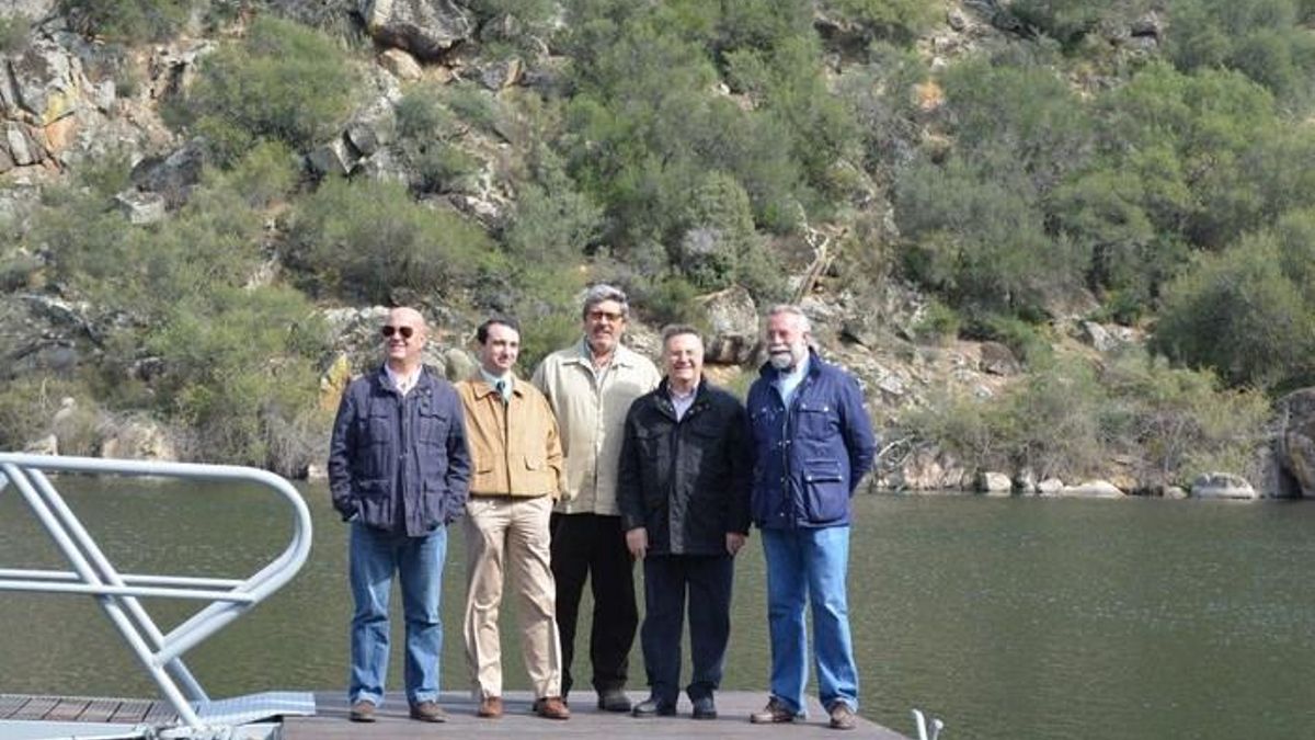 Embarcadero en el toledano embalse de Azután desde el que se buscaba el acceso al yacimiento Ciudad de Vascos tras un paseo fluvial por el río Huso, un afluente del Tajo en un proyecto auspiciado por el PP en 2014