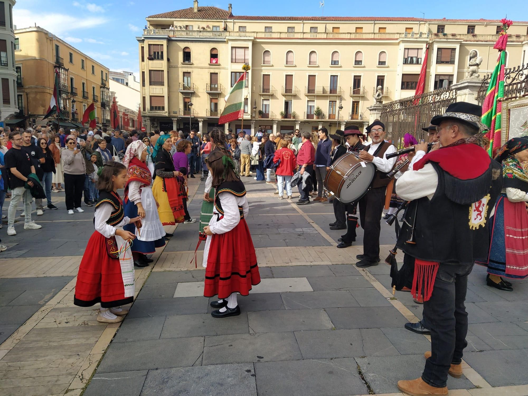 Bailes tradicionales en la Catedral de León
