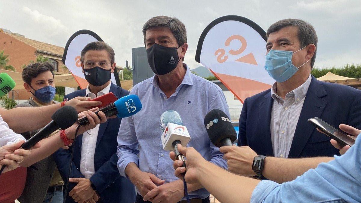 Imagen de archivo del coordinador autonómico de Cs en Andalucía, Juan Marín, atendiendo a los medios.