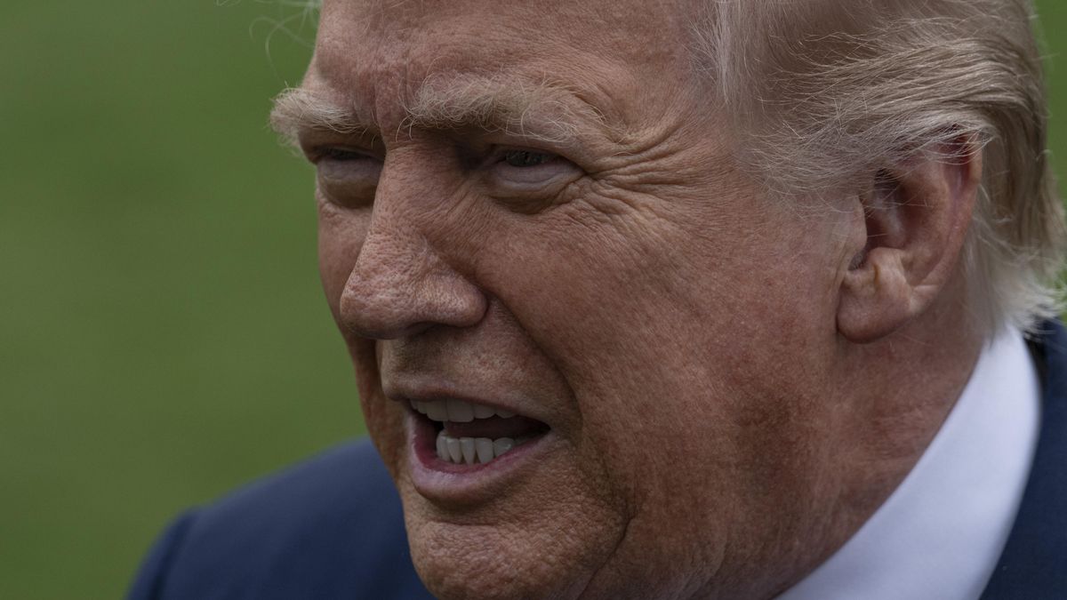 Trump habla con la prensa el 20 de marzo antes de partir de la Casa Blanca con destino a Florida.