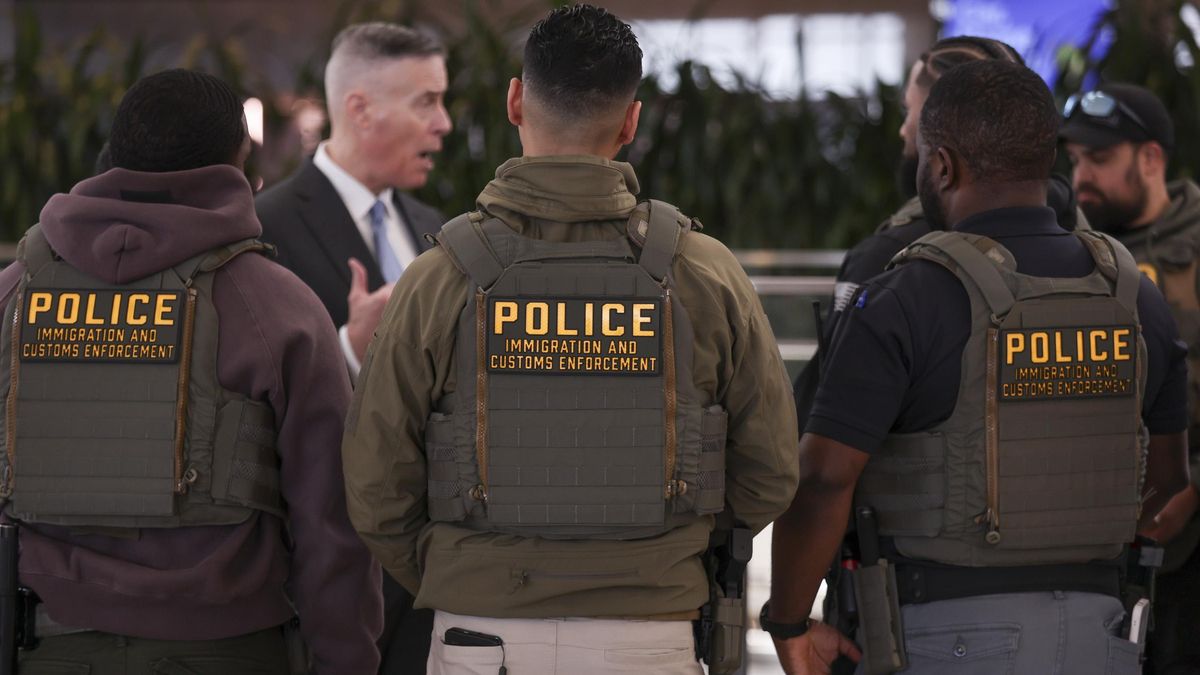 Fotografía de miembros del Servicio de Inmigración y Control de Aduanas (ICE). 