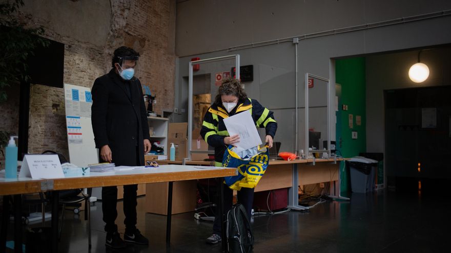 Una trabajadora de Correos deja los votos por correo en una mesa electoral de Antic Convent St. Agustí en Barcelona este 14