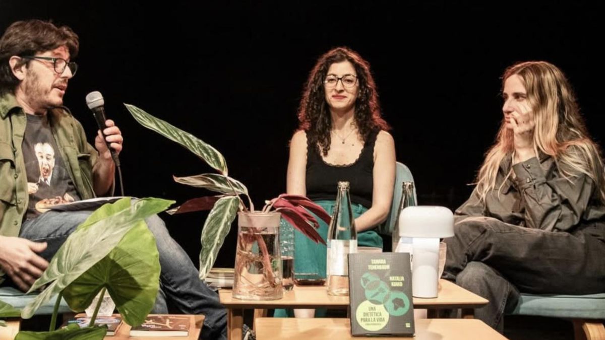 El periodista Rodo Reich presenta el libro de Natalia Kiako y Tamara Tenenbaum.