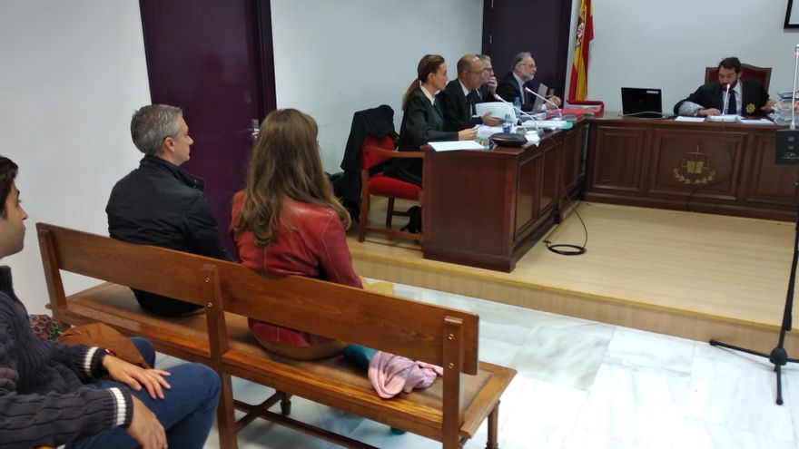 Cristina y Guillem, la pareja de libreros que duerme en la calle para no  separarse