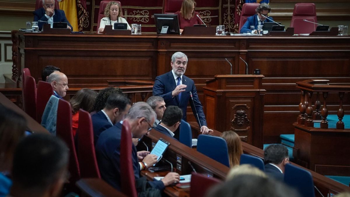 Fernando Clavijo, persiente del Gobierno de Canarias, este martes, en la sesión de control en el Parlamento regional.