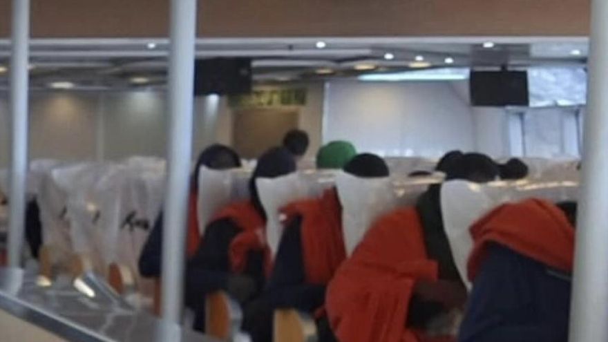 Una naviera recubre con plásticos las butacas donde se sientan los migrantes de El Hierro ''por protocolo''