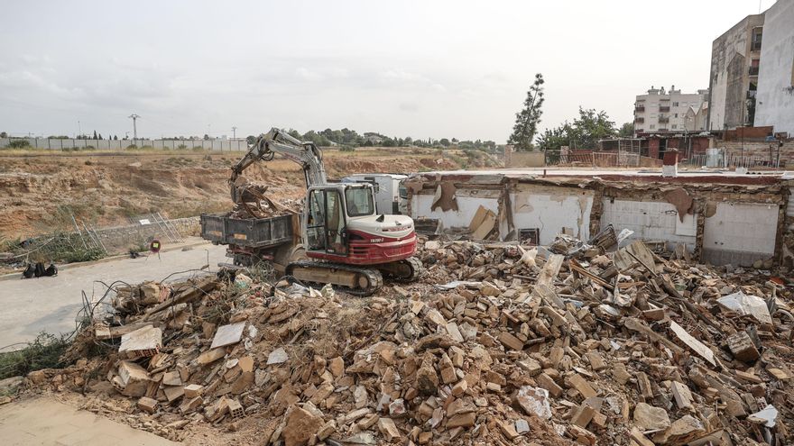 Torrent (Valencia) derriba 45 inmuebles en riesgo tras la dana de una zona de familias humildes