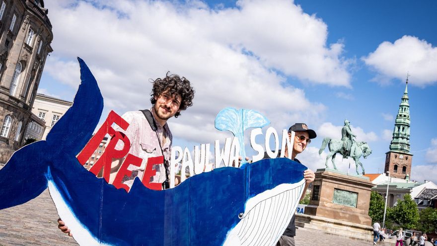 El arresto de un famoso activista contra la caza de ballenas buscado por Japón pone a Dinamarca en un aprieto