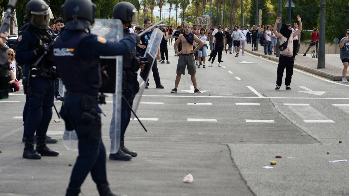 La manifestación valenciana ha derivado en graves altercados cuando un grupo de manifestantes ha logrado romper el cordón de seguridad e irrumpir en el interior de las instalaciones