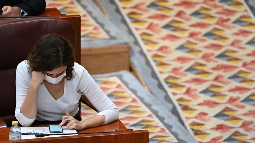 Bloqueos, desbloqueos y filtraciones: Ayuso lleva al WhatsApp su guerra con Casado por el control del PP de Madrid