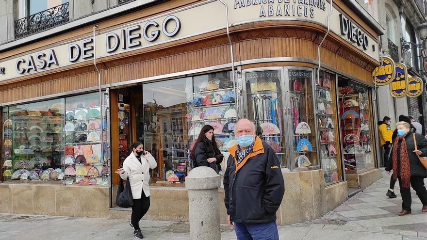 Víctor Rey, representante de la asociación de vecinos Sol-Letras, posa delante de Casa de Diego, comercio abierto en 1823 en plena Puerta del Sol