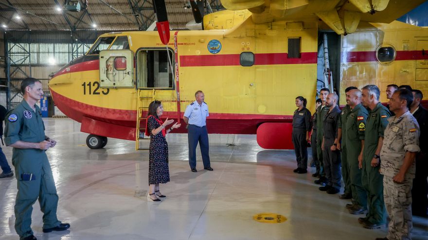 La ministra de Defensa, Margarita Robles, durante su visita al Grupo 43 del Ejército del Aire con base en Torrejón (Madrid)