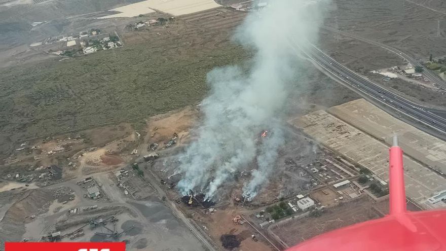 La evolución del incendio de Arona es ''favorable'' tras disiparse la columna de humo
